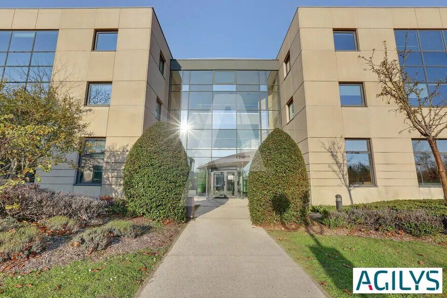 Office in Les Ulis to rent - Building Photo - Image 2 of 5