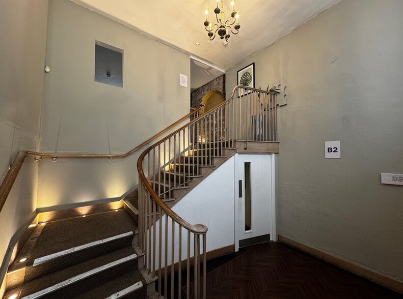 7-10 Adam St, London to rent - Interior Photo - Image 2 of 10