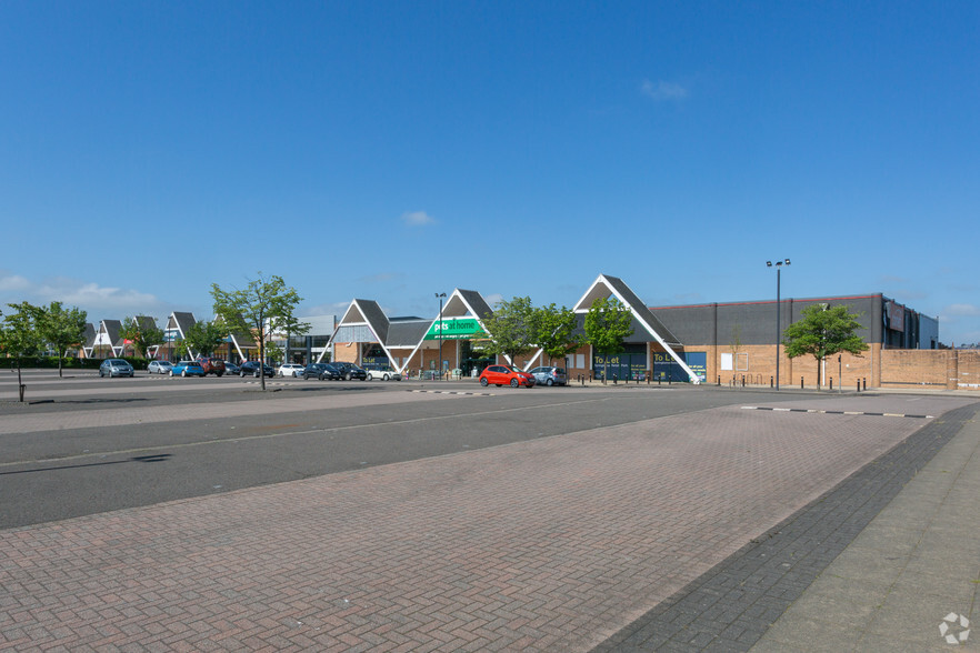 1-11 Springkerse Retail Park, Stirling for rent - Building Photo - Image 2 of 8