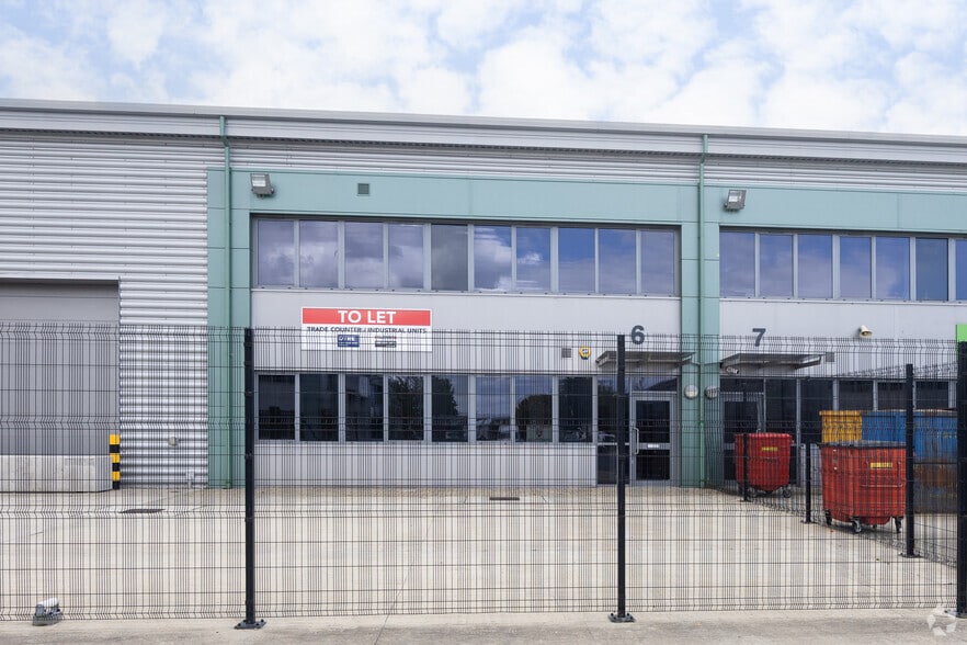 Motherwell Way, Grays to rent - Building Photo - Image 2 of 2