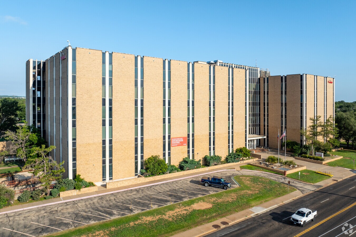 2701 S Johnson St, San Angelo, TX 76904 Turnkey Office w in