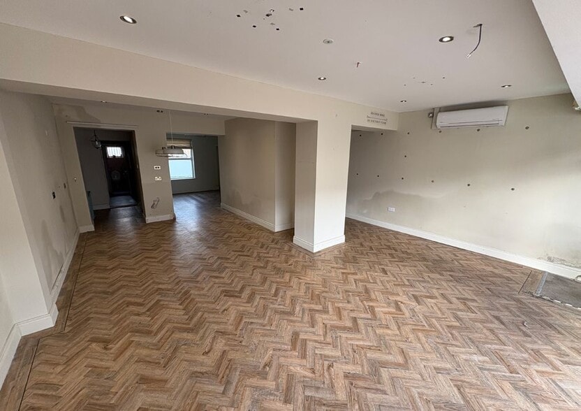 43 High St, Newtownards to rent - Interior Photo - Image 2 of 2
