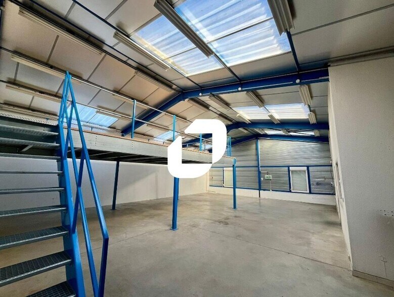 Light Industrial in Colombier-Saugnieu to rent - Interior Photo - Image 2 of 10