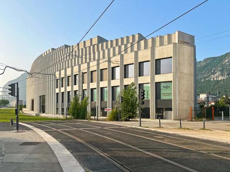 Office in Grenoble to rent - Building Photo - Image 2 of 10