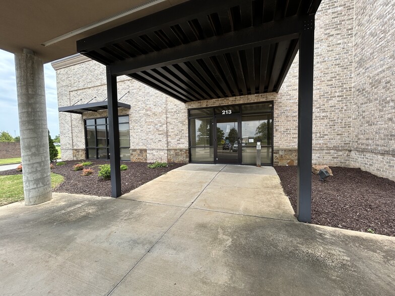 213-221 Sterling Farm Dr, Jackson, TN for rent - Building Photo - Image 3 of 25