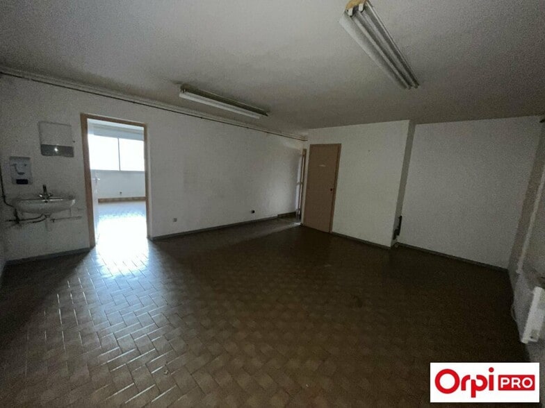 Light Industrial in SAINT-SYMPHORIEN-D'OZON to rent - Interior Photo - Image 1 of 19