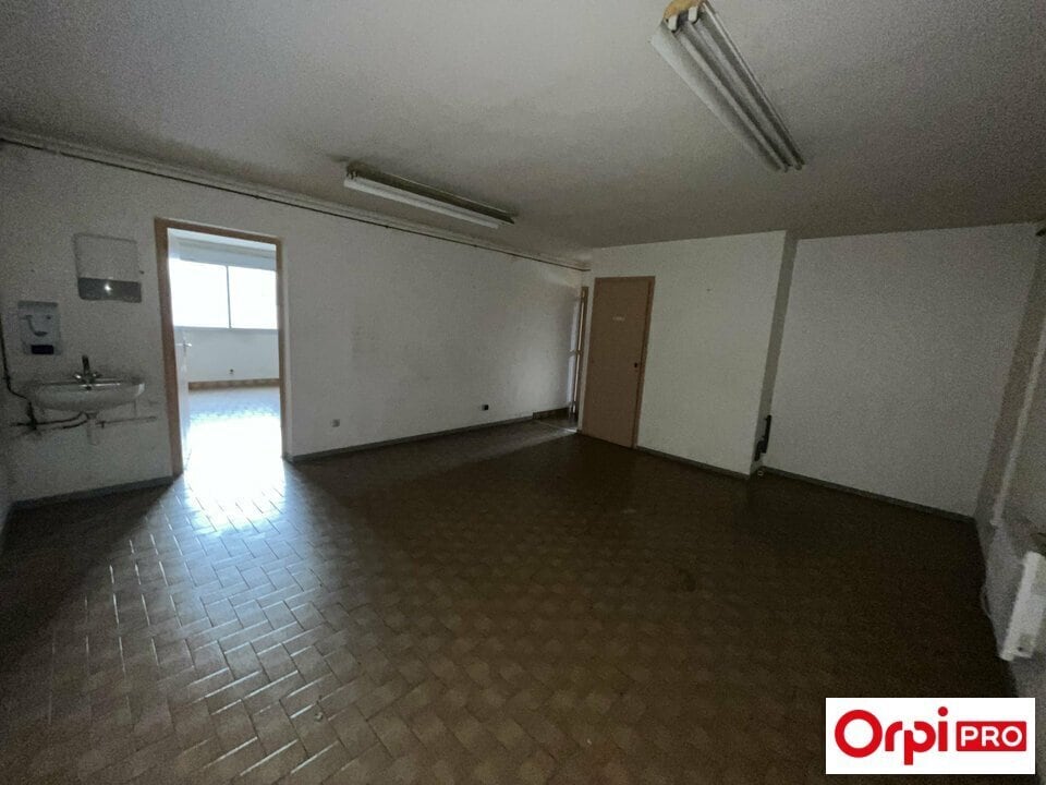 Light Industrial in SAINT-SYMPHORIEN-D'OZON to rent Interior Photo- Image 1 of 20