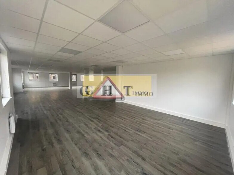 Office in Chevilly-Larue to rent - Interior Photo - Image 2 of 7