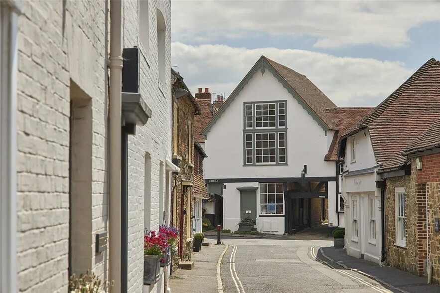 High St, Petworth to rent - Building Photo - Image 2 of 2