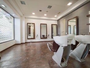 Retail in Madrid, Madrid to rent Interior Photo- Image 2 of 6