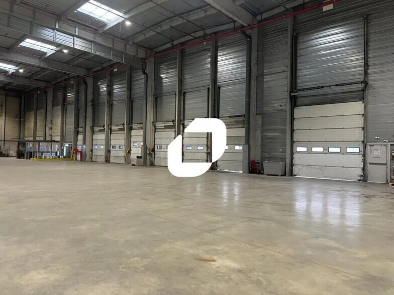 9 Boulevard De L'Europe, Combs-la-Ville to rent - Building Photo - Image 1 of 10