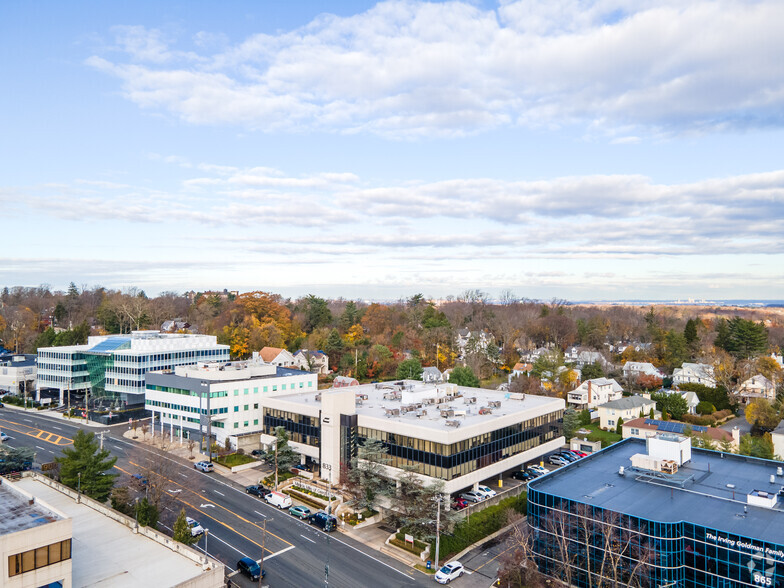 833 Northern Blvd, Great Neck, NY for rent - Aerial - Image 3 of 16