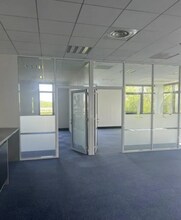 Office in Élancourt to rent Interior Photo- Image 2 of 3