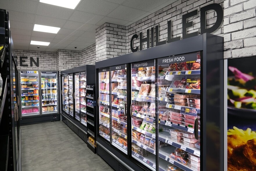 42 The Hard, Portsmouth to rent - Building Photo - Image 2 of 4