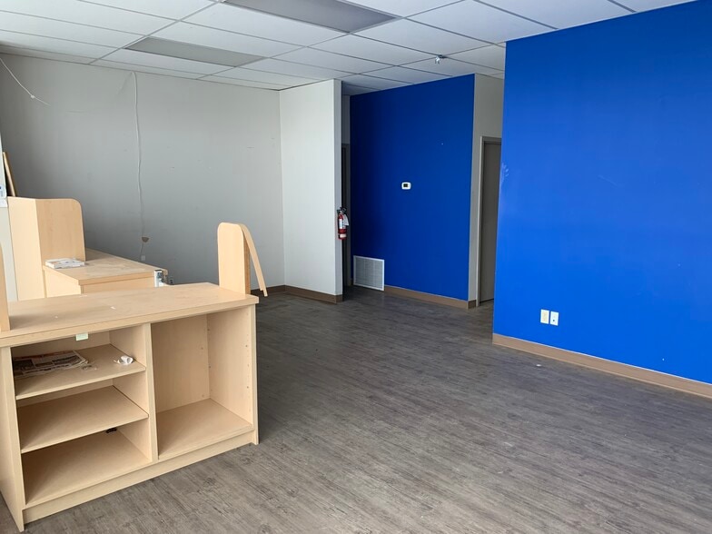 8703-8727 53rd Ave NW, Edmonton, AB to rent - Interior Photo - Image 2 of 5