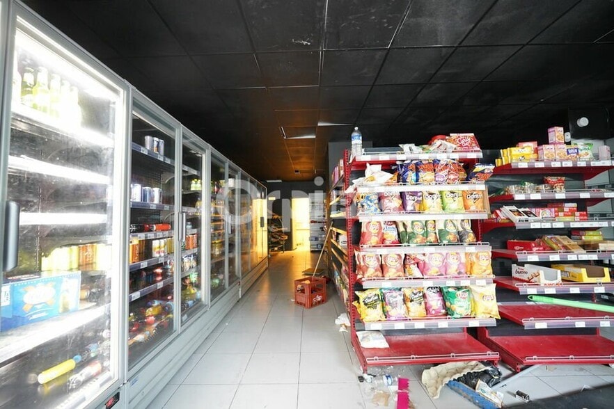Retail in Vénissieux to rent - Interior Photo - Image 2 of 7