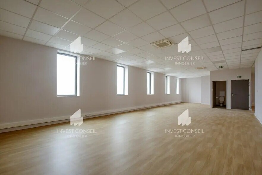 Light Industrial in Persan for sale - Interior Photo - Image 3 of 8