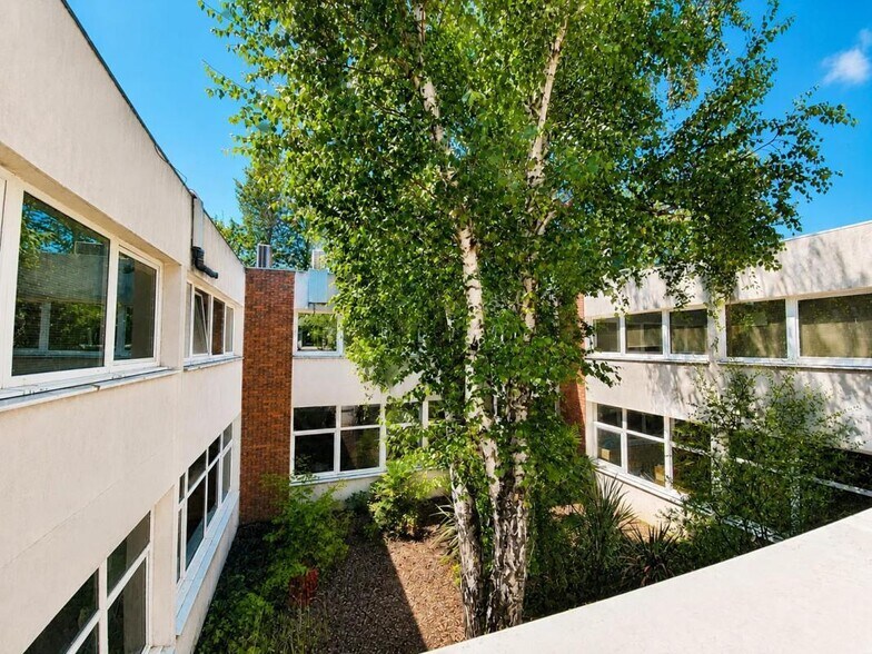 2 Route De Gisy, Bièvres to rent - Building Photo - Image 1 of 8