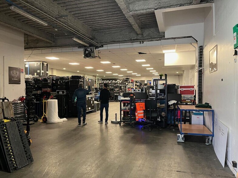 Light Industrial in Saint-Denis to rent - Building Photo - Image 2 of 16