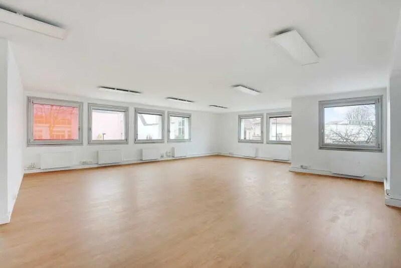 Office in Malakoff to rent - Building Photo - Image 1 of 30