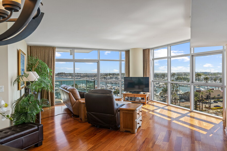 13700 Marina Pointe Dr, Marina Del Rey, CA for sale - Interior Photo - Image 1 of 44