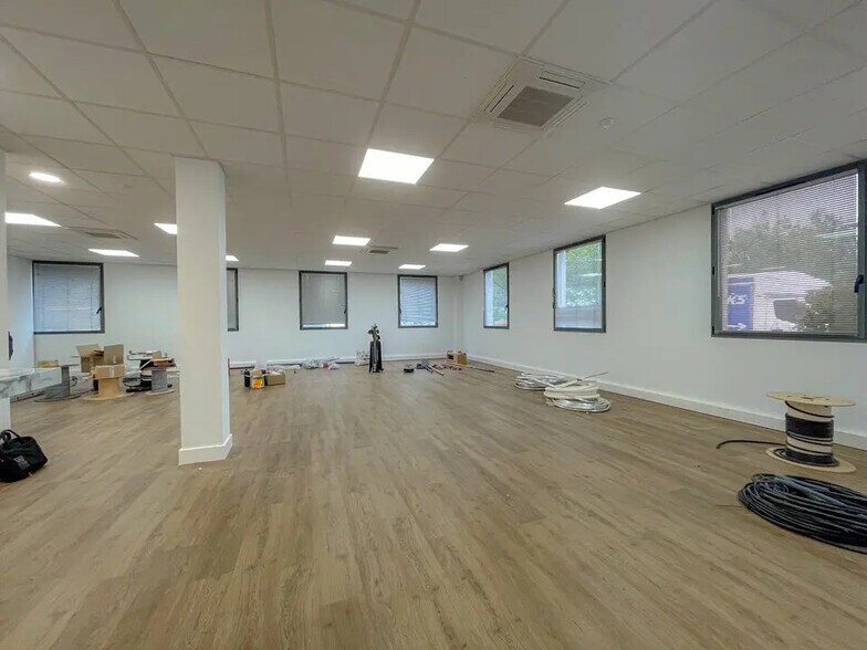 Office in Aix-en-Provence to rent - Building Photo - Image 3 of 5