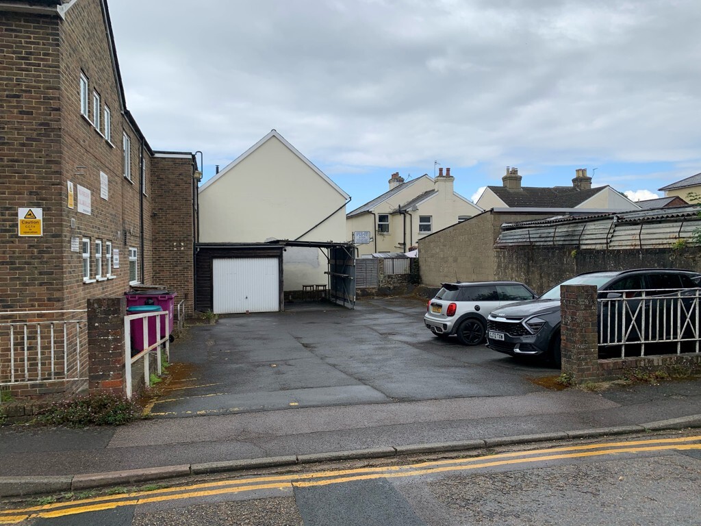 24 Forge Rd, Tunbridge Wells for sale Primary Photo- Image 1 of 14