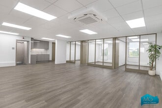 311 Ballards Ln, London to rent Interior Photo- Image 2 of 6