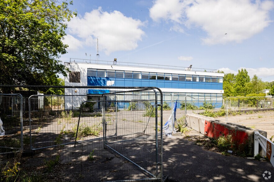 Wyvern Way, Uxbridge to rent - Building Photo - Image 2 of 2