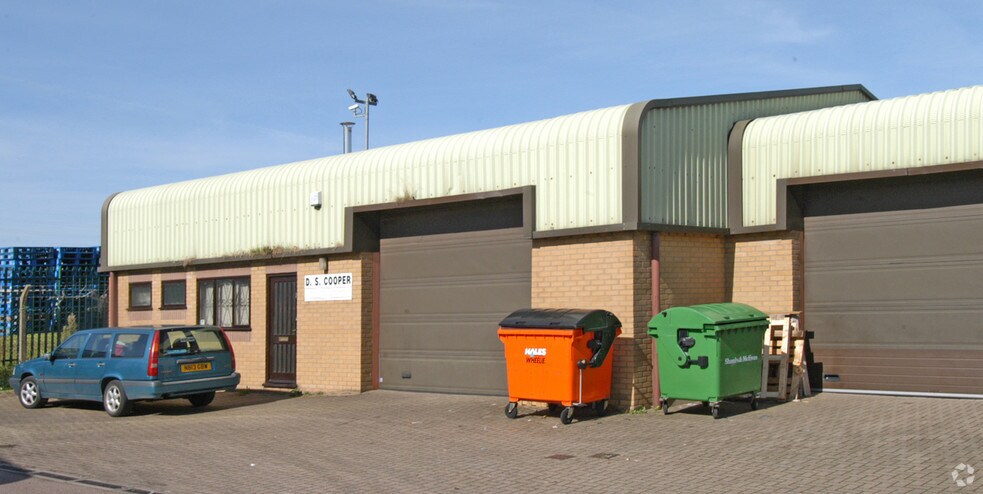 6-8 Henson Clos, Kettering to rent - Building Photo - Image 3 of 5