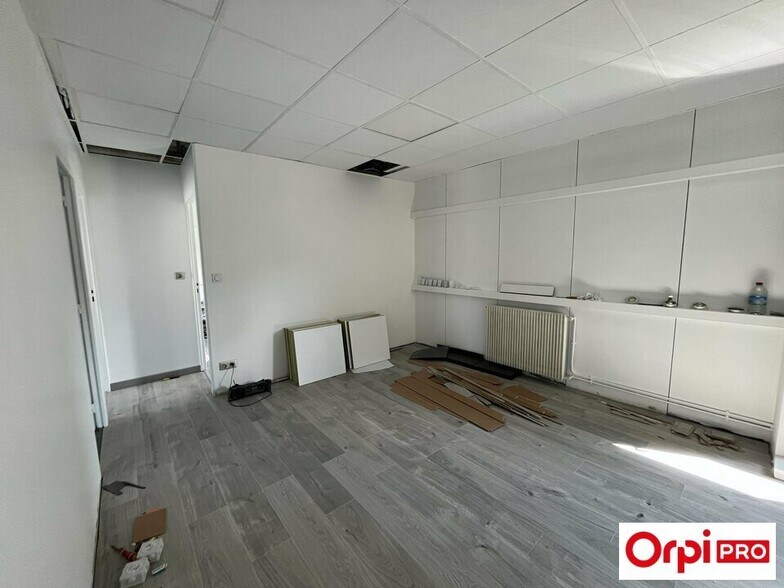 Office in Corbas to rent - Building Photo - Image 2 of 7