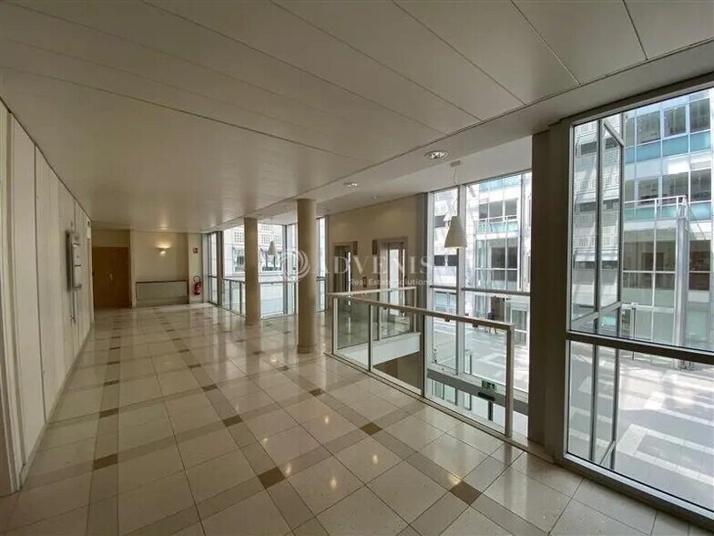 Office in Tremblay-en-France to rent - Building Photo - Image 2 of 9