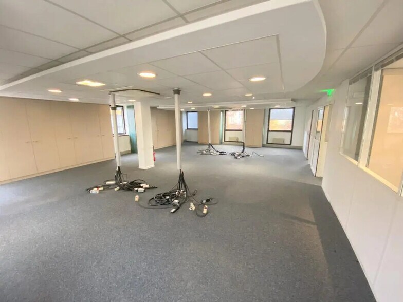 Office in Chatou to rent - Interior Photo - Image 1 of 12