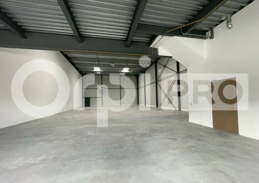 Light Industrial in Corbeil-Essonnes to rent - Interior Photo - Image 3 of 10