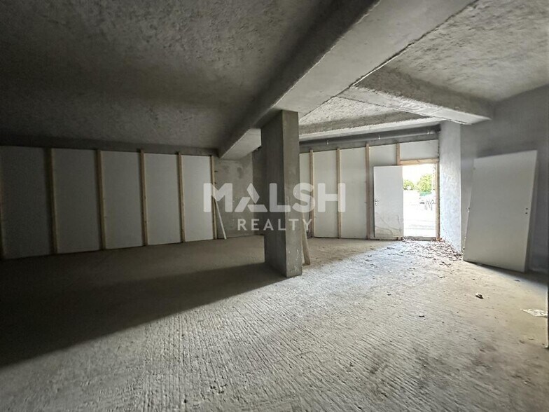 573 Rue D'Anse, Villefranche-sur-Saône for sale - Interior Photo - Image 2 of 4