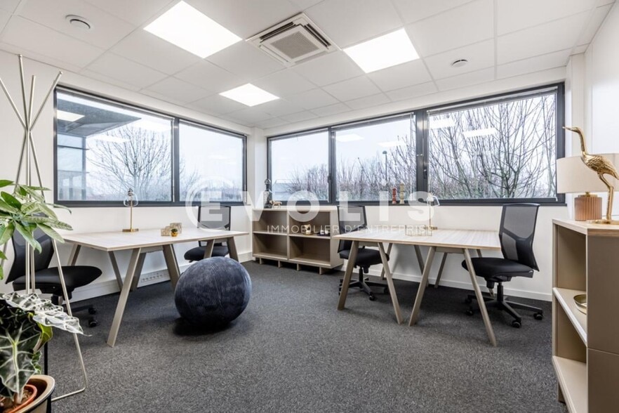 Office in Élancourt to rent - Building Photo - Image 2 of 12