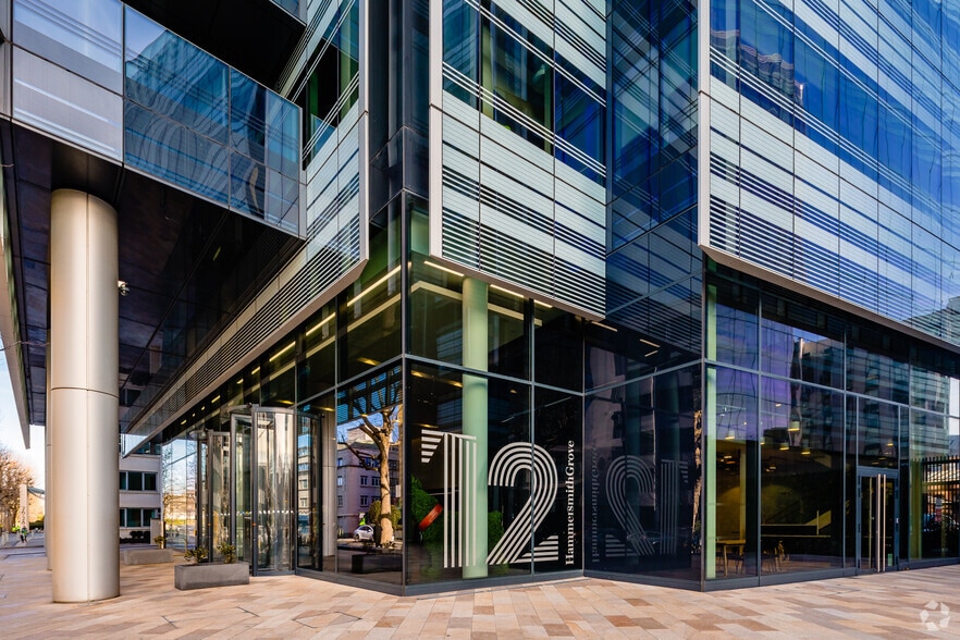 12 Hammersmith Grove, London to rent - Building Photo - Image 3 of 13