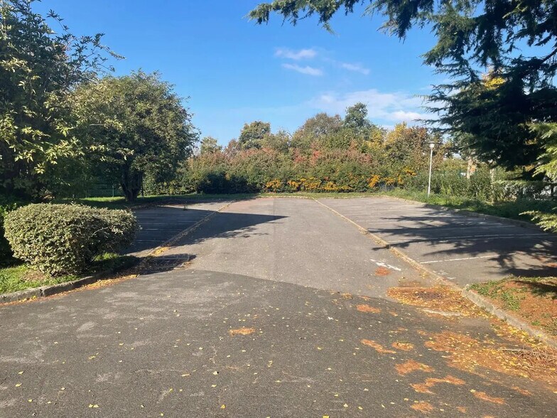 Light Industrial in Nanterre to rent - Building Photo - Image 2 of 12