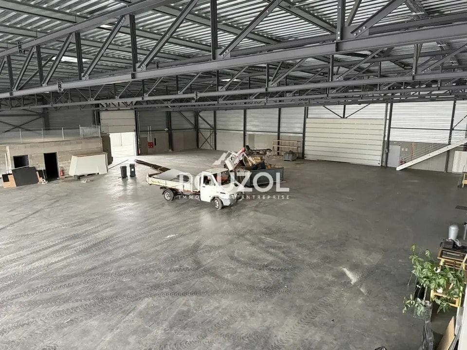 Location Local d'activités 3 200 m² - Photo 1
