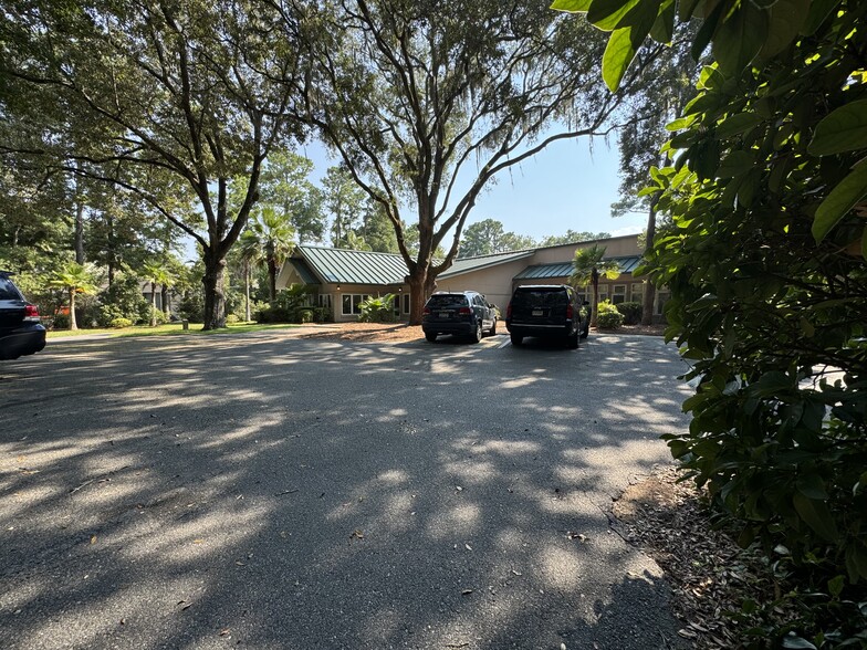 30 Trellis Ct, Hilton Head Island, SC for sale - Building Photo - Image 3 of 10