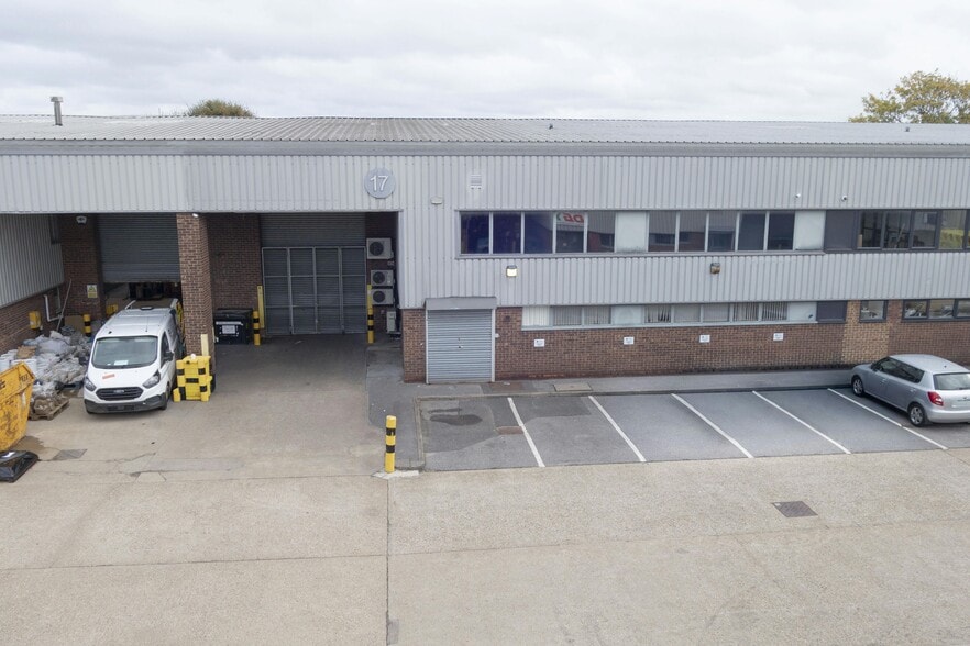 Poyle Rd, Slough to rent - Building Photo - Image 2 of 10