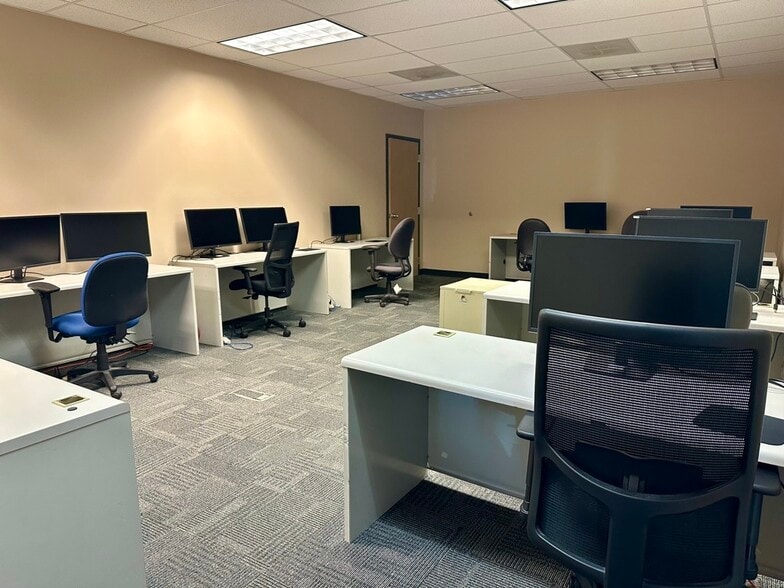 2121 SW Chelsea Dr, Topeka, KS for sale - Interior Photo - Image 3 of 17