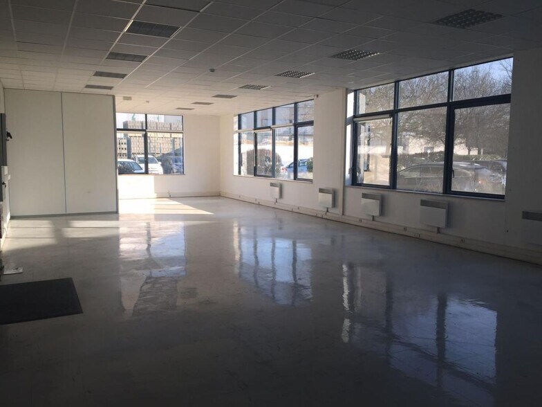 Industrial in Trappes to rent - Interior Photo - Image 3 of 4