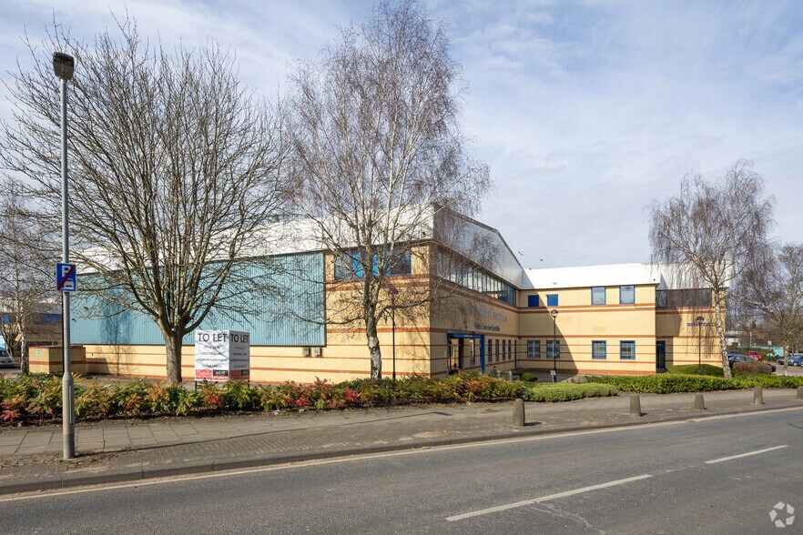 Maxted Rd, Hemel Hempstead to rent - Building Photo - Image 2 of 2