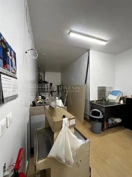 Retail in Paris to rent - Interior Photo - Image 3 of 3
