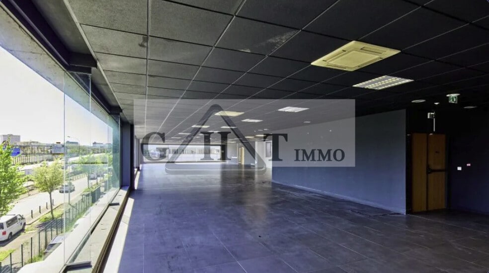 Industrial in Nanterre to rent - Interior Photo - Image 3 of 4