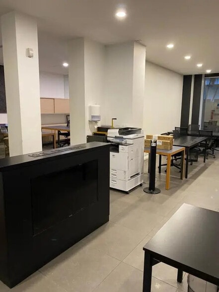 Light Industrial in Bordeaux to rent - Interior Photo - Image 2 of 4