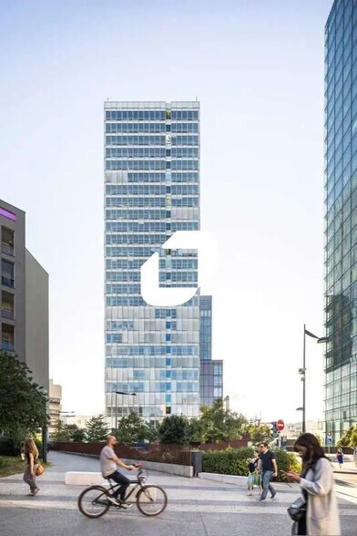 65 Rue Du Capitaine Dreyfus, Montreuil to rent - Building Photo - Image 2 of 30