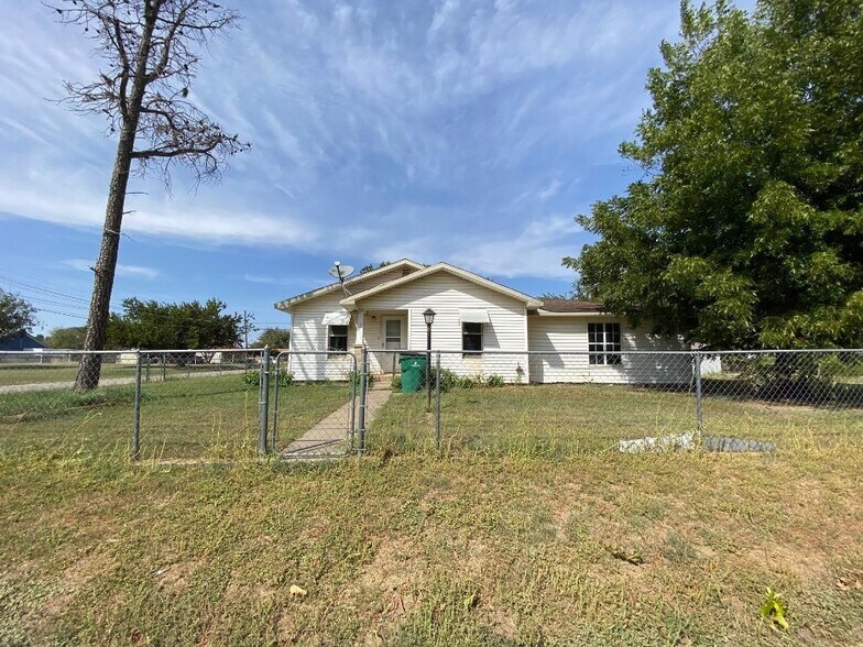 1000 E Crafton St, Henrietta, TX 76365 UK