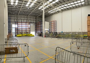 Avro Way, Weybridge to rent Interior Photo- Image 1 of 1